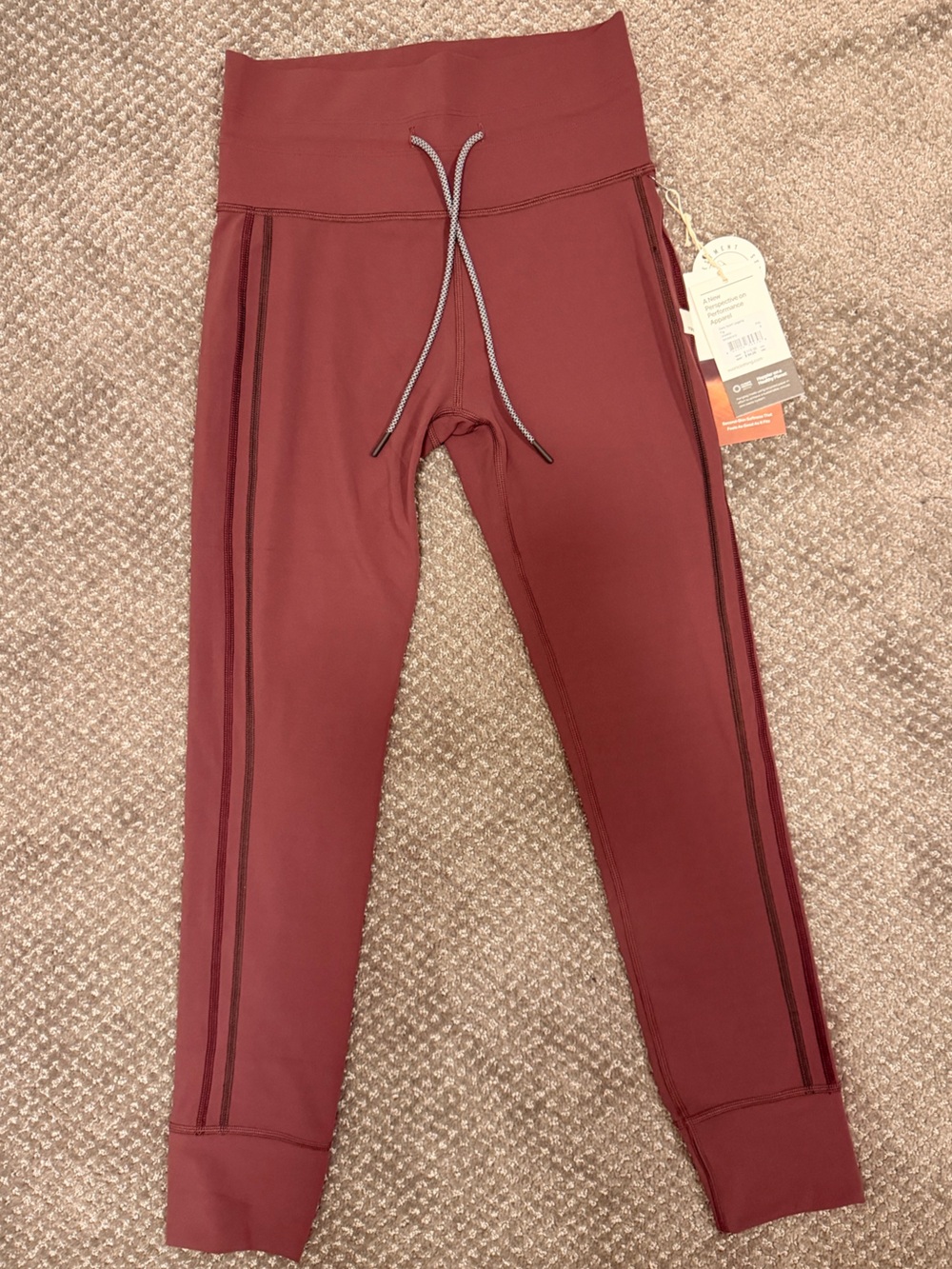 NWT VUORI DAILY SPORT LEGGING FIG BURGUNDY SIZE SMALL